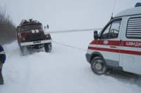 На Черкасщине спасатели вытащили из снежной ловушки «скорую» с роженицей
